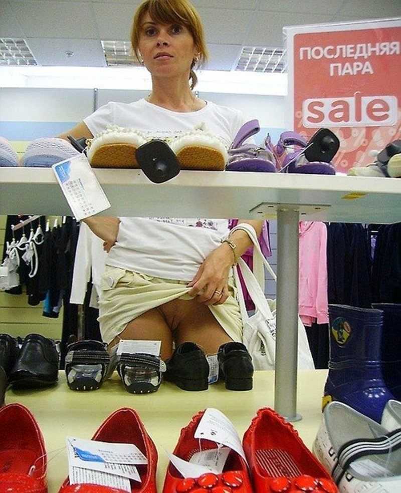 Голые женщины и девушки в магазине без лифчика