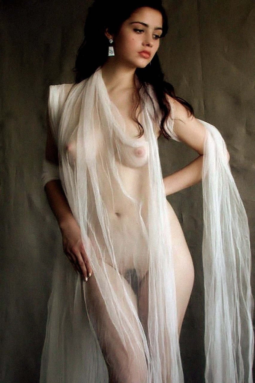 Девушка в платье на голое тело