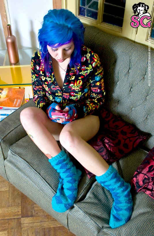 девушка с синими волосами