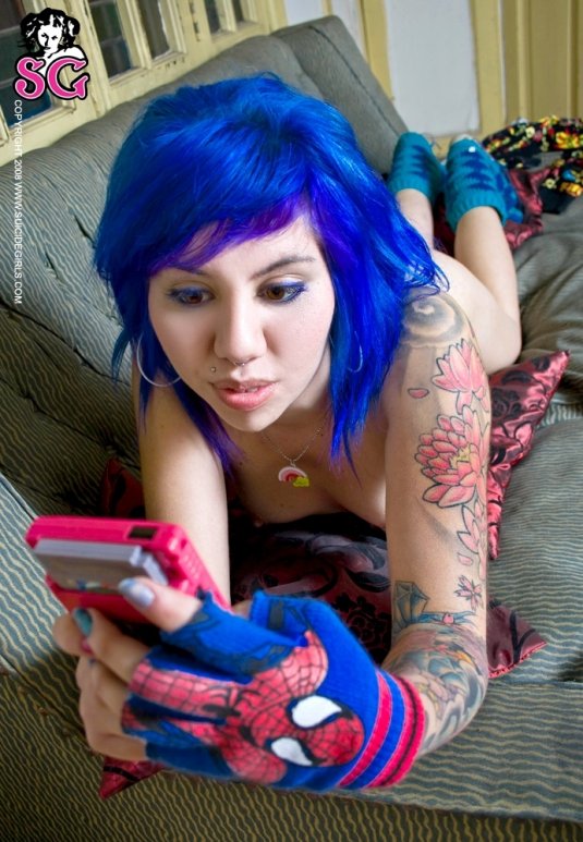 девушка с синими волосами