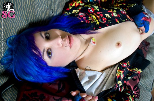 синеволосая девушка