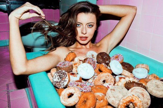 девушка ест пончик эротика