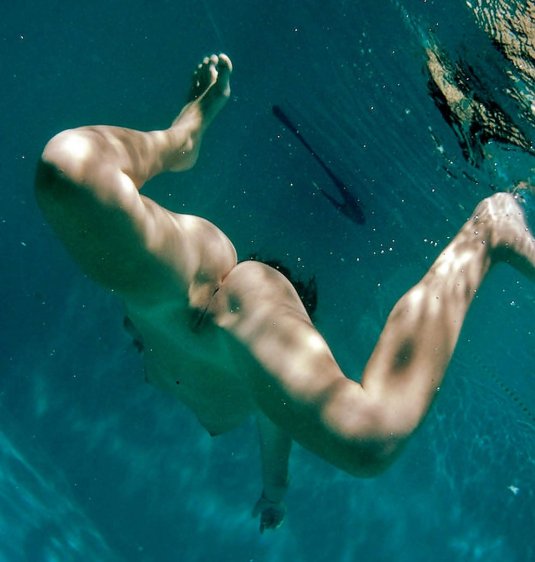 голая жена под водой