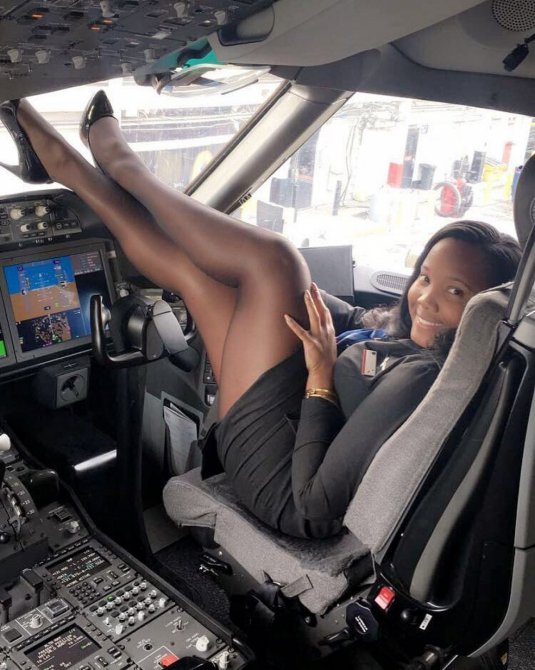 стюардесса в кабине пилота