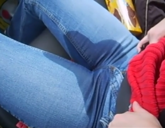 Писсинг в джинсы на улице