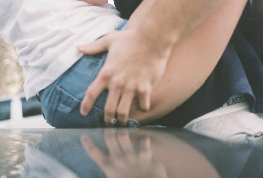 парень чешет пах