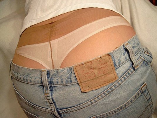 стринги из под джинсов