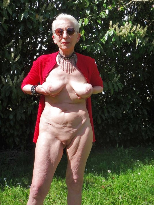 Голая старая бабка