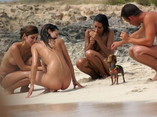 Нудист на пляже