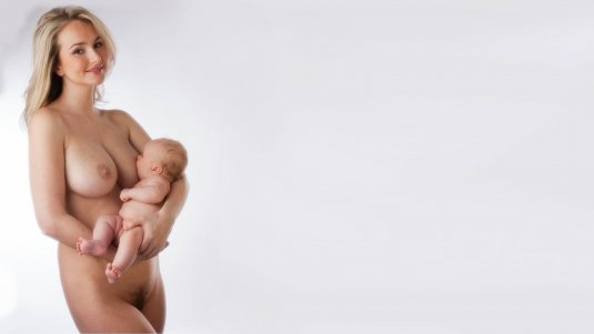 Голая женщина с младенцем