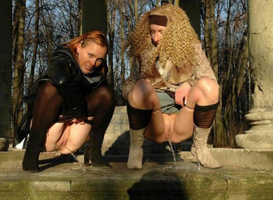 Женщины писсинг на улице