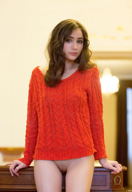 Блондинка в рубашке без трусиков