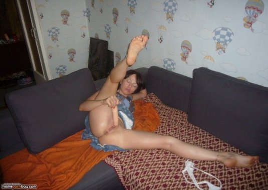 Девушка делает минет парню