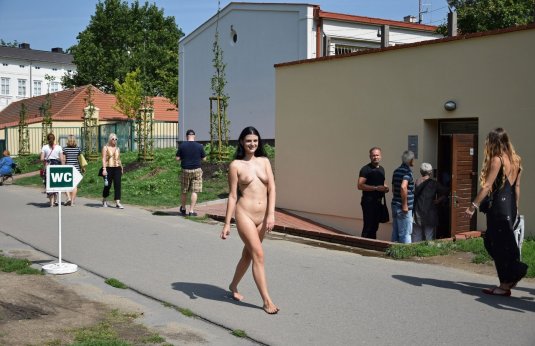 Обнажение в публичных местах видео