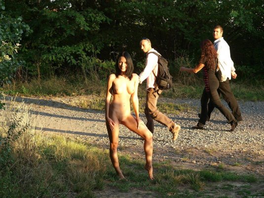 Заставили раздеться на улице