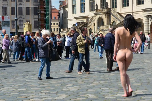 Голая фотосессия на публике