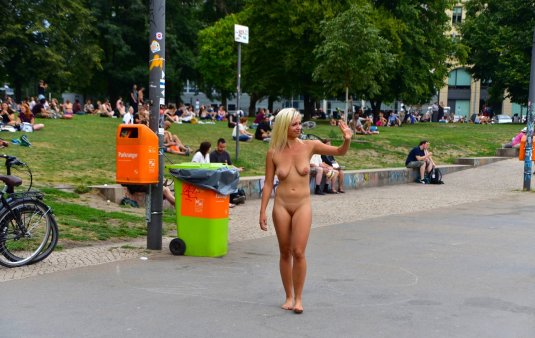 Прикольная обнаженка в общественных местах