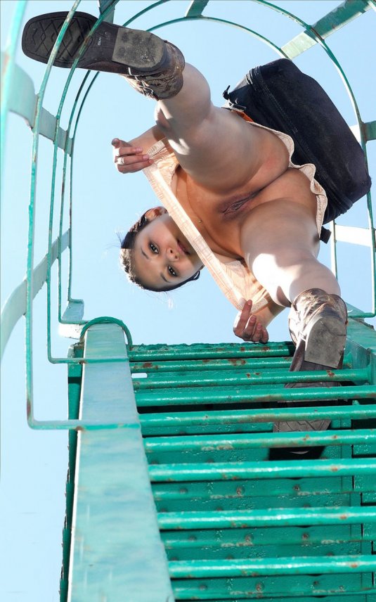 Без трусиков под юбкой на лестнице