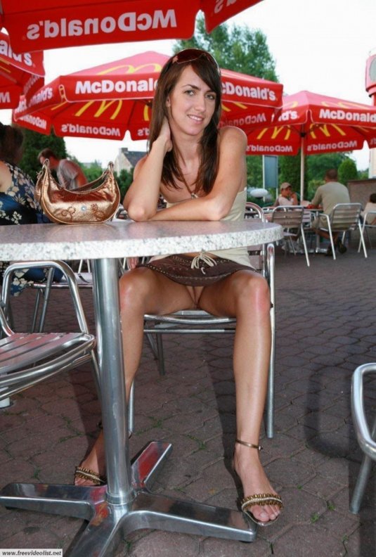 Девушка засветила трусики