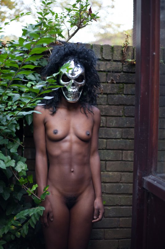 Обнаженные женщины в масках