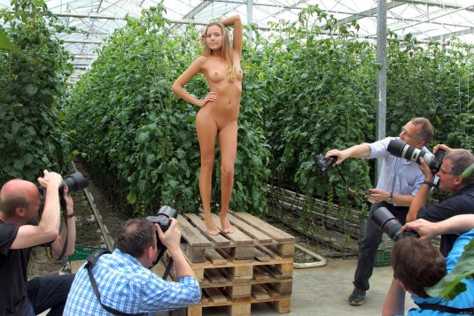 Обнажённые девушки в общественных местах