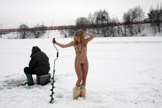 Голые девушки на зимней рыбалке