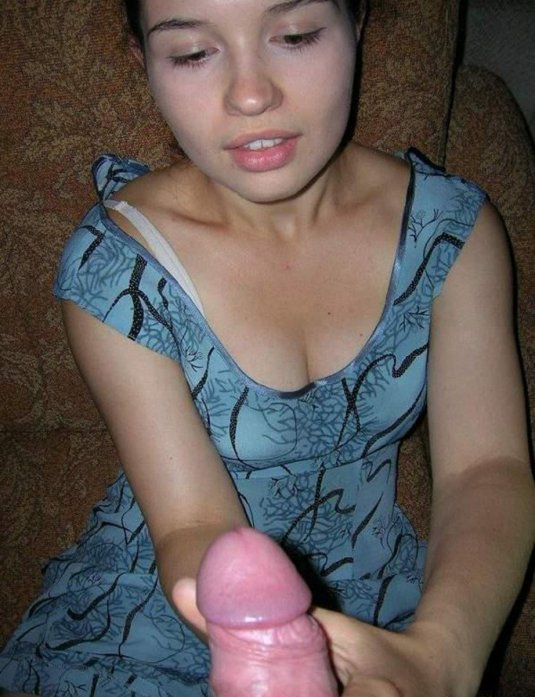 Девушка играется с членом частное