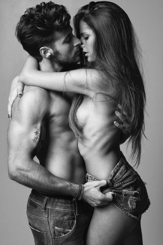 Голые девушка и парень