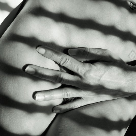 Мужские руки на женском теле