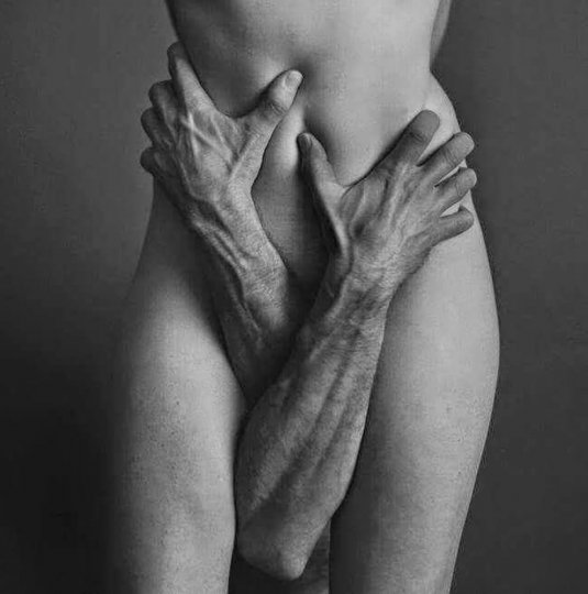 Мужские руки на женском теле