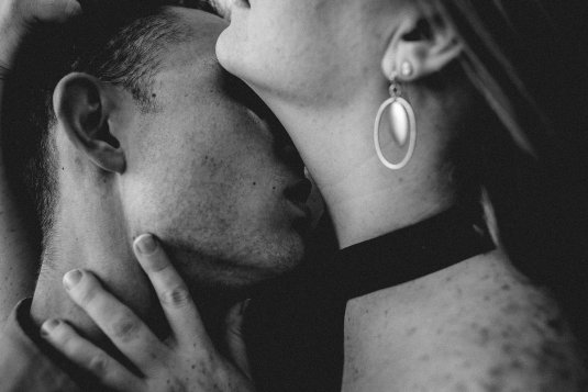 Страстный поцелуй