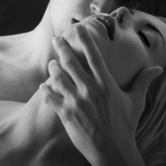 Мужчина ласкает женщину