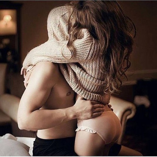 Парень обнимает девушку со спины