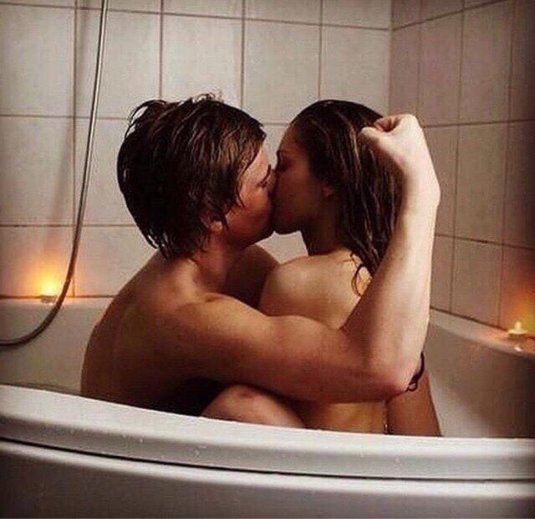 Девушка с парнем в ванной