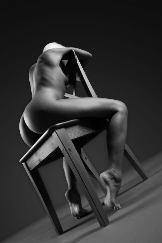 Голая девушка на стуле с очень красивой грудью (10 фотографий)