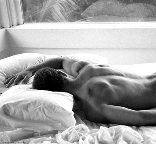 Спящие парни голые в белой постели