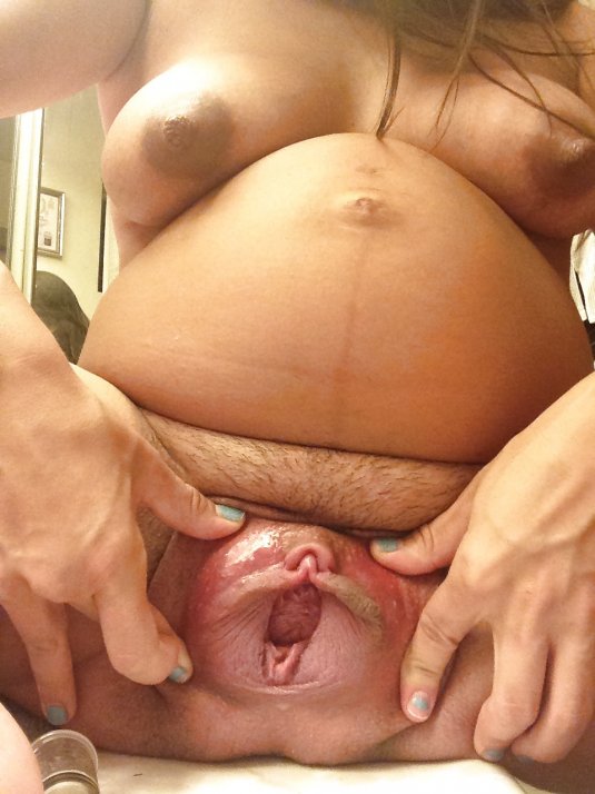 Рожавшие женщины показывают вагины и большие дойки