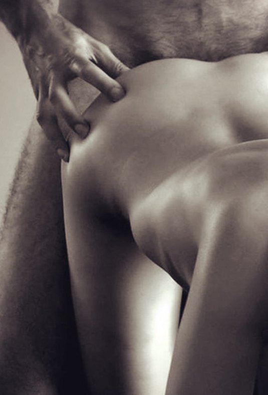 Мужчина сзади секс