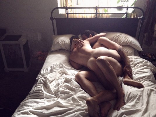 Парень сдевушекой в кровати