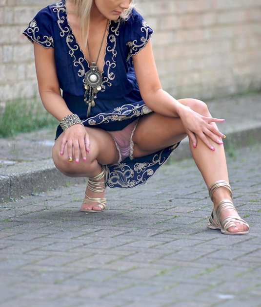 Девушка засветила трусики