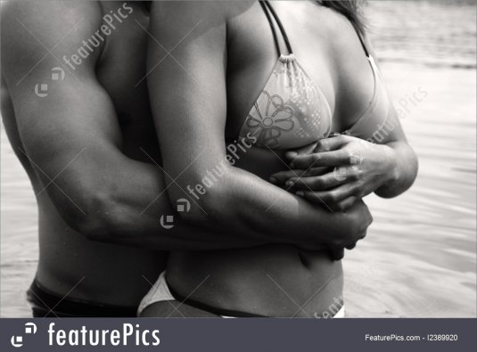 Мужчина обнимает женщину за талию (31 фото)