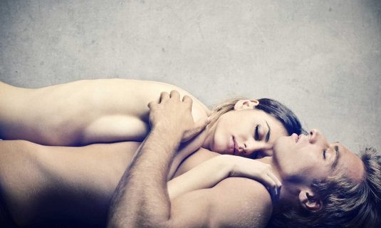 Мужчина и женщина спят голые