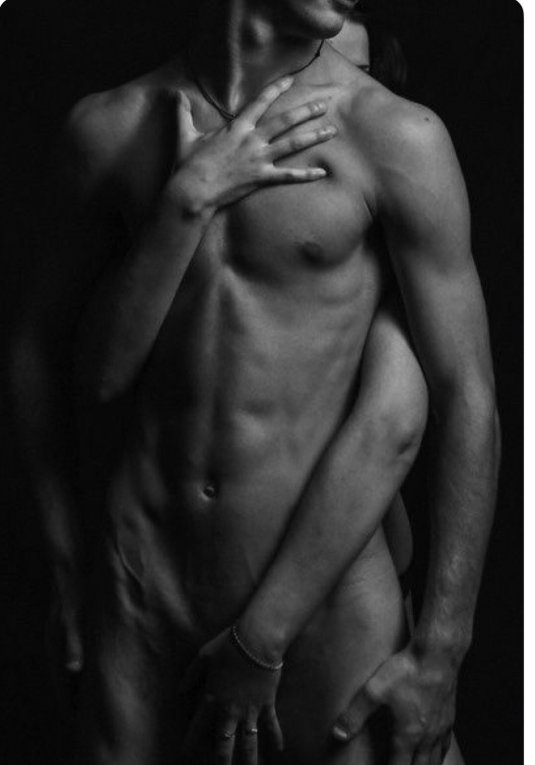 Женские руки на мужском торсе