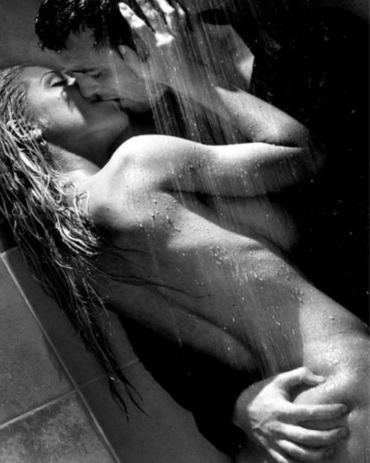 Мужчина и денщинатв душе