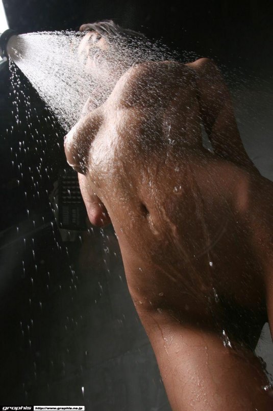 Девушка в душ