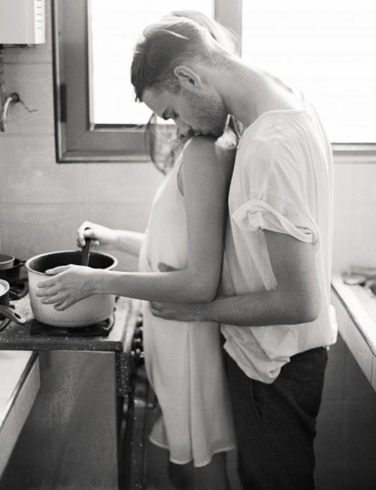 Объятия на кухне