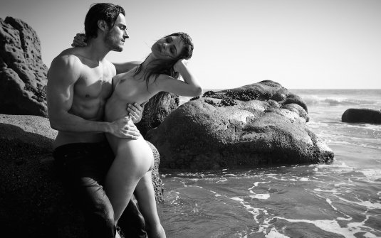 Голые девушка и парень