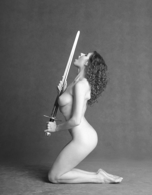 Женщина с мечом