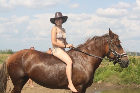 Девушка верхом на лошади