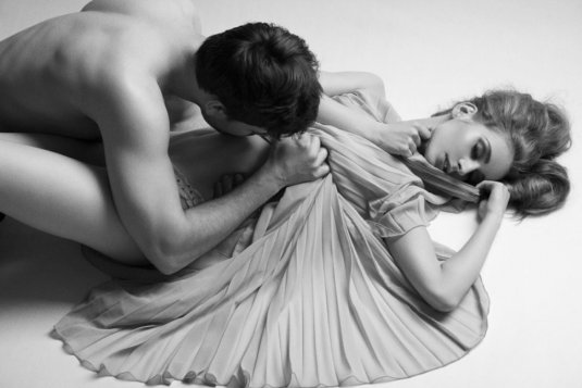 Поцелуй женской груди